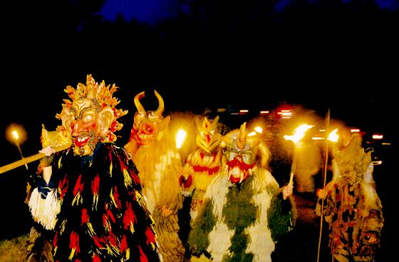 Mit Fackeln und furchterregenden Masken laufen die Perchten als Glück- und Segensbringer durch die Gemeinde.  Foto: Perchtenbund »Soj«