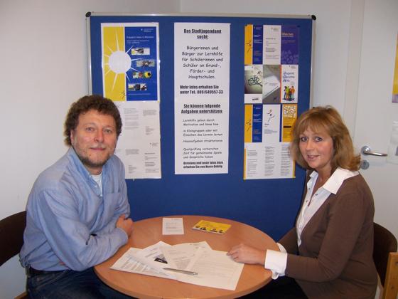 Joachim Gehrig und Kollegin Marita Rempka suchen ehrenamtliche Unterstützer, die Kindern und Jugendlichen beim Lernen beistehen. Foto: sd