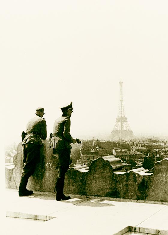 Deutsche Soldaten in Paris blicken vom Arc de Triomphe auf den Eiffelturm, Frankreich 1940, aus dem Privatbesitz Achim Gerloff, Wiesbaden. F: Stadtmuseum