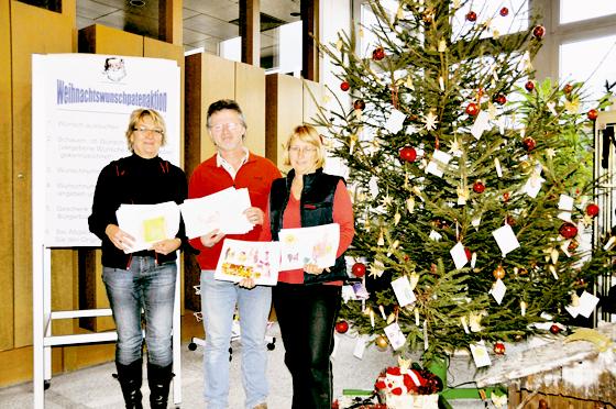 Rainer Schott (Mitte) sowie seine Kolleginnen vom Bürgerbüro, Marlies Hartmann (li.) und Sabine Koepp, vor dem »Wunschpatenbaum«. Foto: Föll