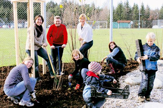 Unterstützt von der Landschaftsarchitektin Claudia Zech und der Kinderwelt-Leiterin Georgia Hendricks machten sich 25 Helfer an die Arbeit.