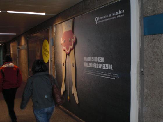 Mit neuen provokanten Plakaten tritt der Frauennotruf München an die Öffentlichkeit: hier ein Plakat im Sperrengeschoss an der U-Bahn-Station Sendlinger Tor.	Foto: SE