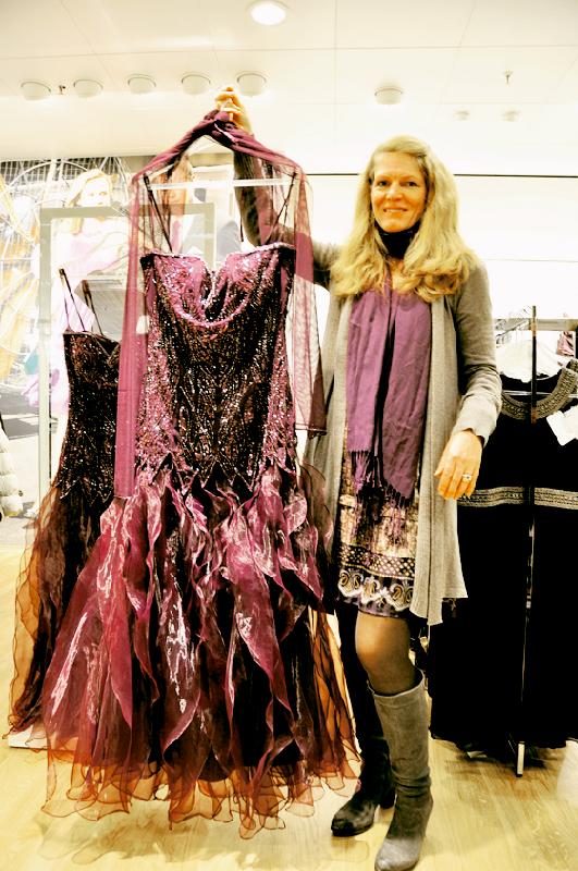 Anne-Kathrin König von P&C präsentiert ein raffiniert geschnittenes  Kleid, auf dem bei jedem Fest sicherlich die Blicke hängen bleiben.