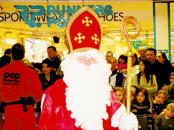 Am 19. Dezember erfüllt der Nikolaus drei Kinderwünsche.