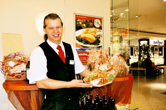 Admir Omerovic, Filialleiter von der »Nordsee« im pep, richtet für die Festtage deliciöse Platten mit Meeresfrüchten her.