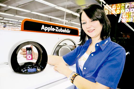 Saturn-Mitarbeiterin Juliane Kurzmaier ist begeistert: Der neue iPod nano hat nicht nur eine Videofunktion, sondern auf der Ladestation platziert hat man zuhause auch eine kleine Hifi-Anlage