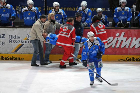 Nach der brutalen Attacke musste Mario Jann vom Eis getragen werden. Lange mussten Mannschaft und Fans im Ungewissen ausharren.	Foto: Heike Feiner