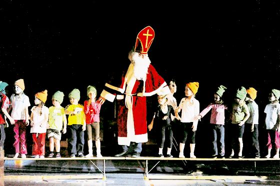 Der Nikolaus zeigte sich begeistert von den Turnkünsten der Kinder.	Foto: Privat