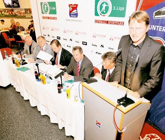 Trainer Ralph Hasenhüttl betont vor dem Präsidium, dass ein Aufstieg in die Zweite Bundesliga aus spielerischer Sicht durchaus möglich ist.  Foto: Schunk
