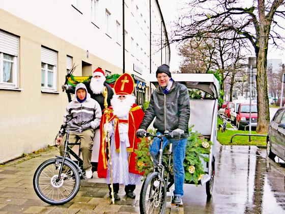 Der Nikolaus kam in Ramersdorf nicht durch den Kamin, sondern per Rikscha. Foto: Privat