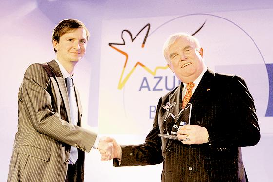 Raphael Lauber nimmt von DIHK-Präsident Hans Heinrich Driftmann den Pokal entgegen.  Foto: IHK