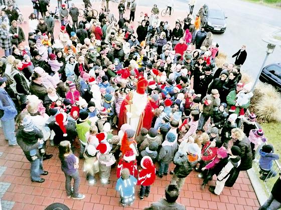 Der Besuch des heiligen Nikolaus sorgte für strahlende Kinderaugen. 	Foto: Privat