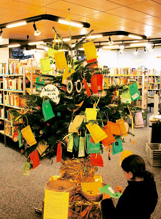Noch bis zum 21. Dezember kann man in der Bücherei Wünsche vom Baum pflücken. 	Foto: Privat