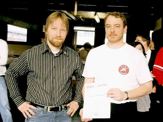 Andreas Hofreiter (links) überreichte Klaus Goldbrunner die Ehrennadel mit der Urkunde.	Foto: Privat