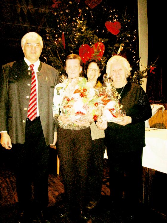 VdK Vorsitzender Walter Kratzl, Gabi Müller (mit Mutter, ganz rechts) und Sonja Heidenkamp bei der Ehrung (von links). 	Foto: Privat