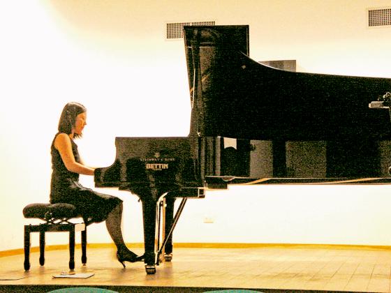 Nachwuchstalent Yui Omata überzeugt beim Neujahrskonzert am Piano.	Foto: VA