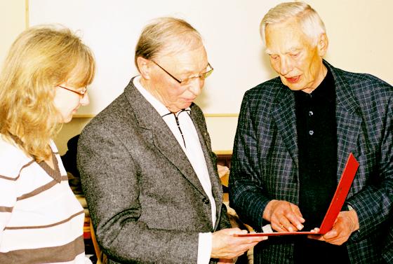 Von links: Bettina Messinger, Klaus Rehbein und Georg Kronawitter bei der Ehrung.	Foto: Privat