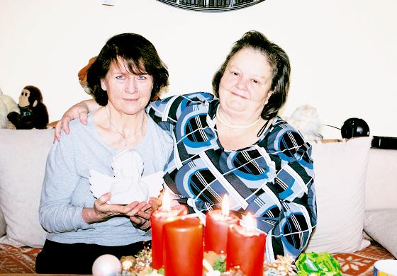 Gudrun Hütter (links) ist der Weihnsachtsengel 2009 des Moosacher Anzeigers. Vorgeschlagen hatte sie Rosemarie Paulus.	Foto: mka