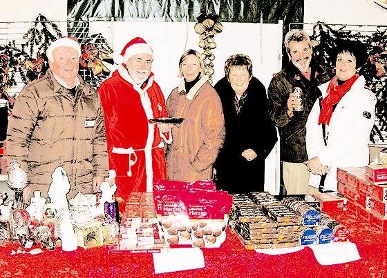 Eine Unterhachinger Delegation besuchte den Weihnachtsmarkt in Le Vésinet. 3. Bürgermeister Thomas Jaeger (2. v. l.) kam als Weihnachtsmann. Foto: Privat