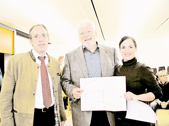 Bürgermeister Dr. Stefan Straßmair, Christian Menzel sowie Alexandra Eberle mit dem Plan für den geplanten Sportheim-Neubau.  Foto: esm