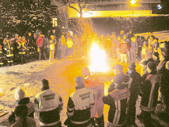 Die Jugendfeuerwehren feiern das Friedenslicht aus Bethlehem mit einem Lagerfeuer.  Foto: Privat