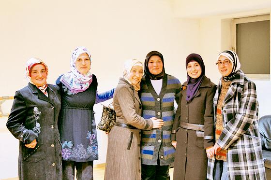 Sportlehrerin Ayse Ardahan mit fünf Teilnehmerinnen des Angebotes »Fitness und Entspannung«. 	Foto: VA