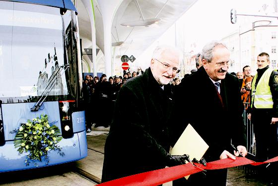 Nach jahrelangen Planungen und zunächst vehementem Protest vieler Schwabinger eröffneten am 12. Dezember OB Ude und MVG-Chef Herbert König die neue Tramlinie 23 Richtung Parkstadt.