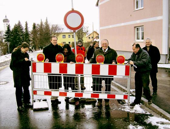 Seit dem 21. Dezember ist die Ortsdurchfahrt wieder frei. Bürgermeister Josef Riemensberger (4. von rechts) und Gemeinderat Siegfried Gruber (rechts) helfen, die Absperrung zu entfernen.	Foto: Privat