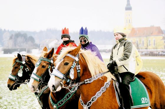 Am traditionellen Dreikönigsumritt nehmen viele Reiter aus dem ganzen Landkreis teil, um sich und ihr Ross segnen zu lassen. 	Foto: Schunk