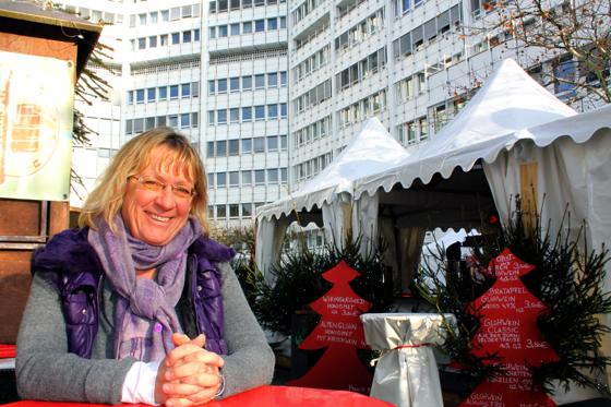 Angelika Pilz-Strasser war begeistert vom ersten Christkindlmarkt am Arabellapark. 2010 will sie gemeinsam mit den BA-Kollegen für die Belebung weiterer Bogenhausener Plätze sorgen. 	Foto: ko