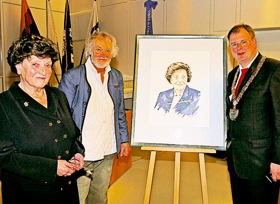 Betrachten das Porträt der Ehrenbürgerin (v.l.): ­Marianne Gamperl, der Künstler Ivo Krizan und Bürgermeister Wolfgang Panzer. Foto: Kohnke