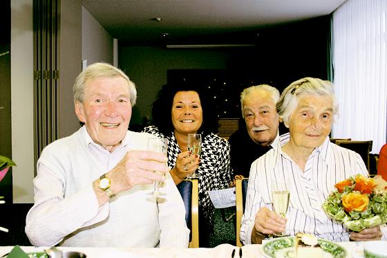 Stoßen auf den 100. Geburtstag an: Georg Dorn, Helene Sleiers, Johann Eder und Jubilarin Franziska Eder (von links).	Foto: mka