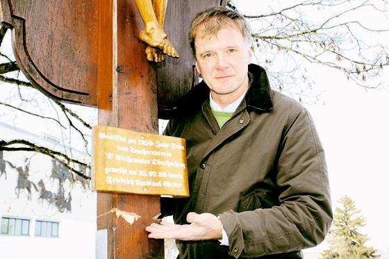 Bürgermeister Stefan Schelle ist empört über die Zerstörung der Feldkreuze.  Foto: hol