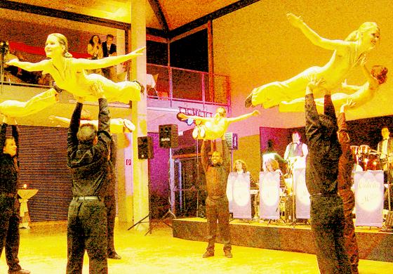 	Auf Show-Acts wie die der Tanzakrobatikgruppe beim ersten Bürgerball kann sich das Publikum auch heuer freuen. Bild: Gemeindearchiv