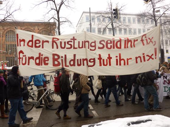 Mit markigen Sprüchen durch die Innenstadt: Studenten-Demo am Mittwoch. Foto: B. Setzer