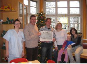 Christian Poschet (Mitte) übergab der Elterninitiative krebskranker Kinder e.V. einen Scheck im Wert von 600 Euro.  Foto: Privat