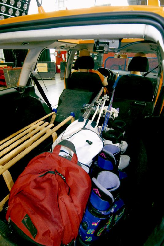 Ungesichert kann die Wintersportausrüstung im Auto zum gefährlichen Geschoss werden, warnt der ADAC.