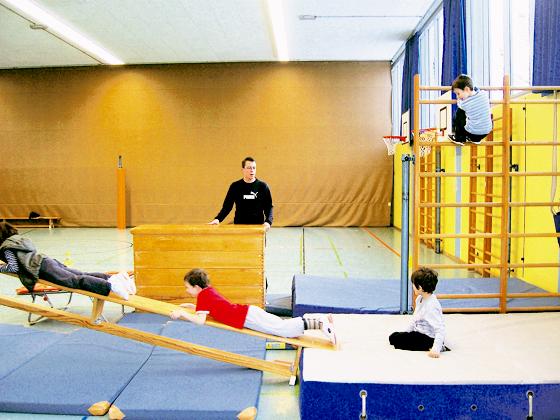 Unter Aufsicht und Anleitung von Sebastian Heidrich treiben die Kinder Sport in vier Ausbildungsstufen. 	Foto: sd