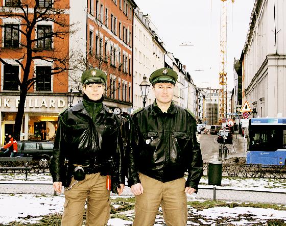 S. Weiß und B. Yigit (v.l.) von der Polizeiinspektion 14 fahren im Glockenbachviertel regelmäßig Streife. »Im Sommer halten sich auf dem Gärtnerplatz oft bis zu 500 Leute an einem Abend auf«, so Weiß.	Foto: js