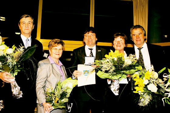 Bürgermeister Albert Hingerl (Mitte) ehrte Johann Bayerl, Angelika Strasser, Janina Zuschrott, Ernst Weller (v.l.).	Foto: pt