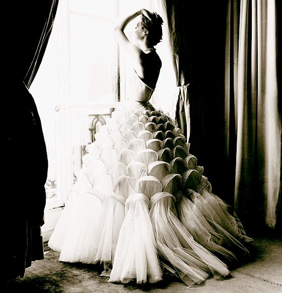 Eng tailliert durch die Fünfziger Jahre: Modell in Kleid von Jacques Griffe, fotografiert 1953 von Regina Relang. 	Foto: Münchner Stadtmuseum
