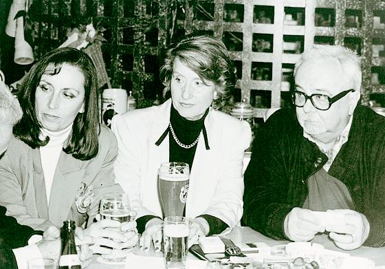 Ruth Eder, Alt-Bürgermeisterin Sabine Kudera und ihrem damaligen 1. Gast, Hans Korte. 	Foto: VA