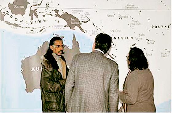 Sheikh Bin Ali Al-Thani (l.) in der Ozeanien-Ausstellung. 	Foto: Museum