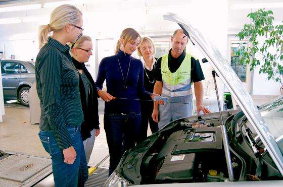 Ist der Ölstand noch im Normbereich? Beim ADAC-Pannenkurs für Frauen lernen die Teilnehmerinnen auch, wie man Fahrzeugdefekte vermeidet.