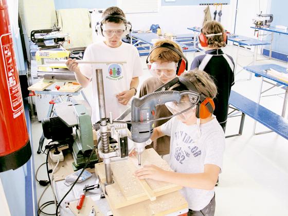 In Holzworkshops in der Südpolstation lernen Kinder den Umgang mit Werkzeugen. Foto: Feierwerk e.V.