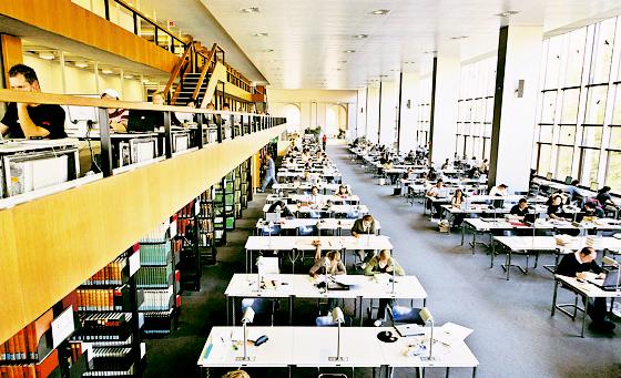 Beliebt bei Studenten und deswegen zu klein: Lesesaal in der Staatsbibliothek.	Foto: Stabi