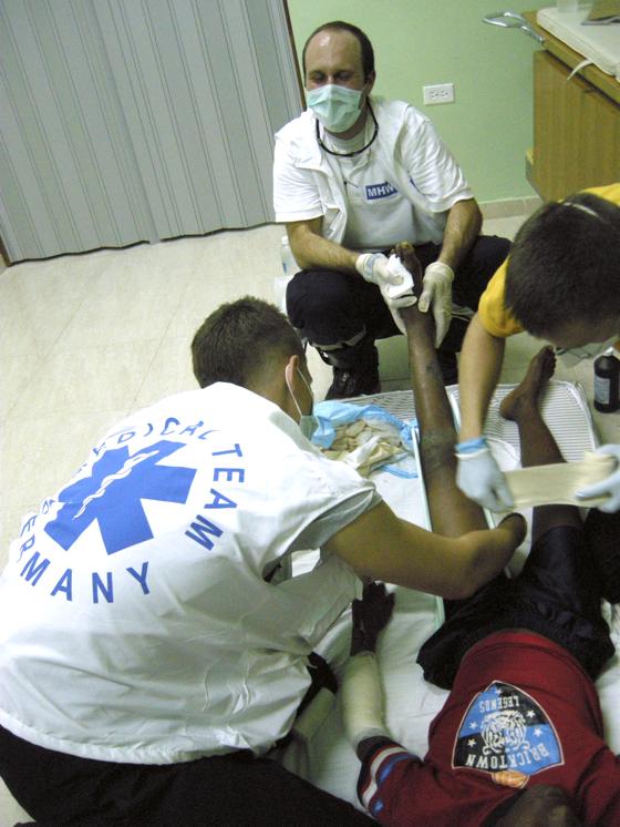 Helfer vom MHW Deutschland haben vor Ort geholfen, Verschüttete zu finden und Verletzte zu versorgen.  Foto: MHW