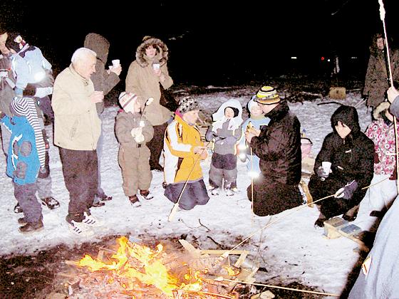 Das genossen die Kinder: Lagerfeuerromantik im Schnee.	Foto: Privat