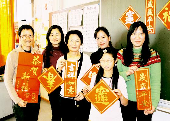 Die roten Karten aus Papier mit Schriftzeichen, hier gezeigt vom Kalligraphie-Kurs der Chinesischen Schule München, versprechen traditionell zum Jahreswechsel etwa Glück, Gesundheit oder auch Geldsegen. 	Foto: ko