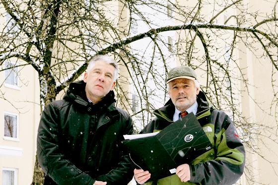 Der Koordinator der gemeindlichen Jugendarbeit, Michael Mosch, und Bürgermeister Jörg Pötke im Ortsteil Am Wald mit der schwarzen Mappe, die das Ermahnungsschreiben enthält.	Foto: mst